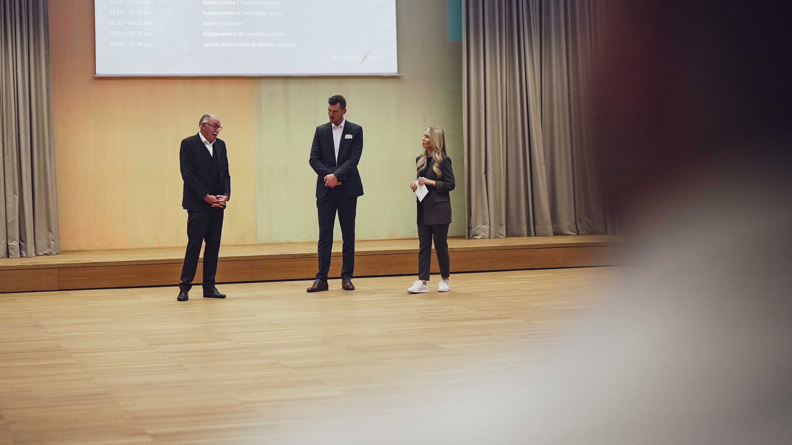 Drei Personen präsentieren sich vor einem Bildschirm beim EUROGUSS Executive Circle