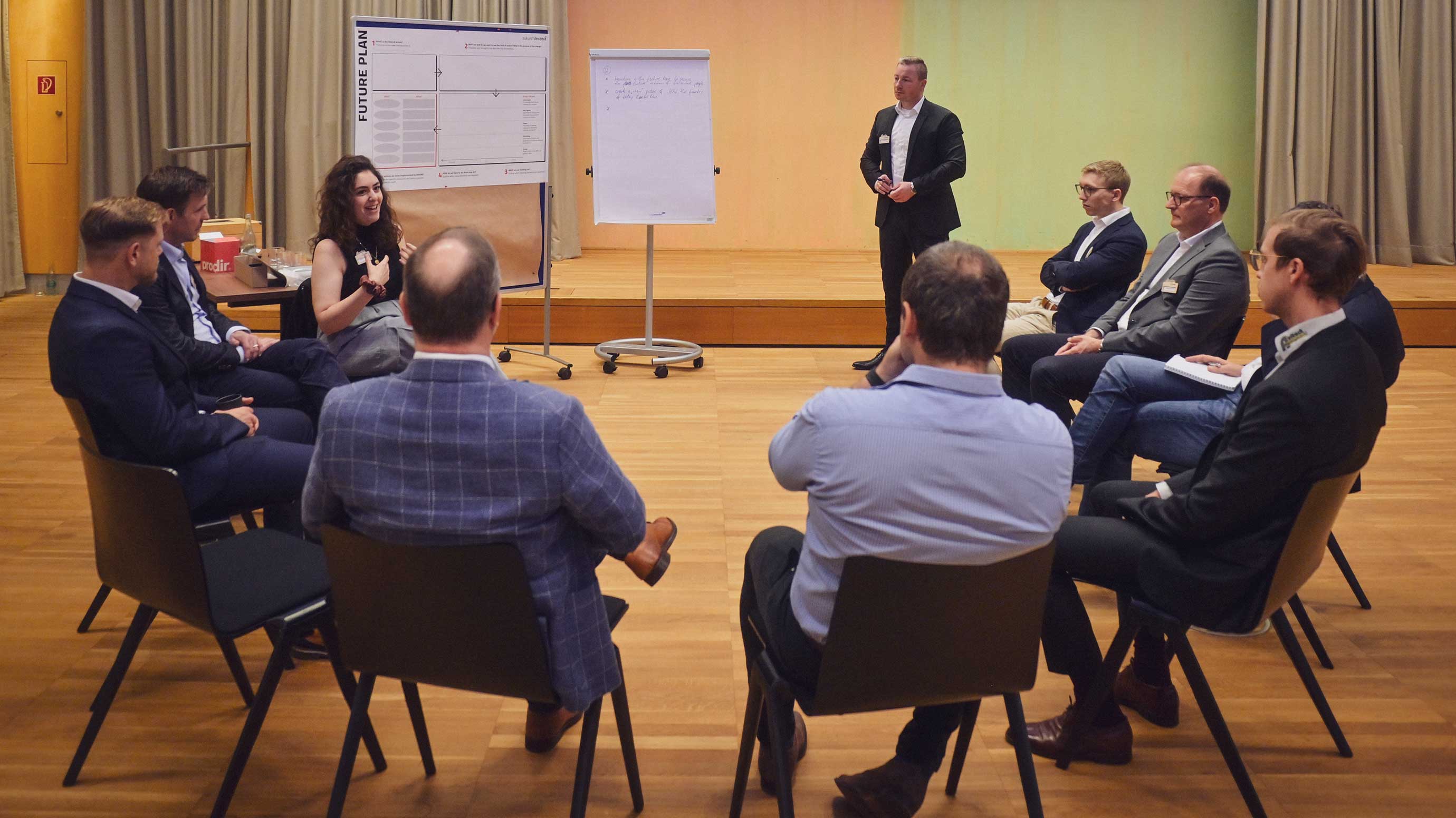 Eine Gruppe von Personen sitzt im Kreis in einem Besprechungsraum während des EUROGUSS Executive Circle.