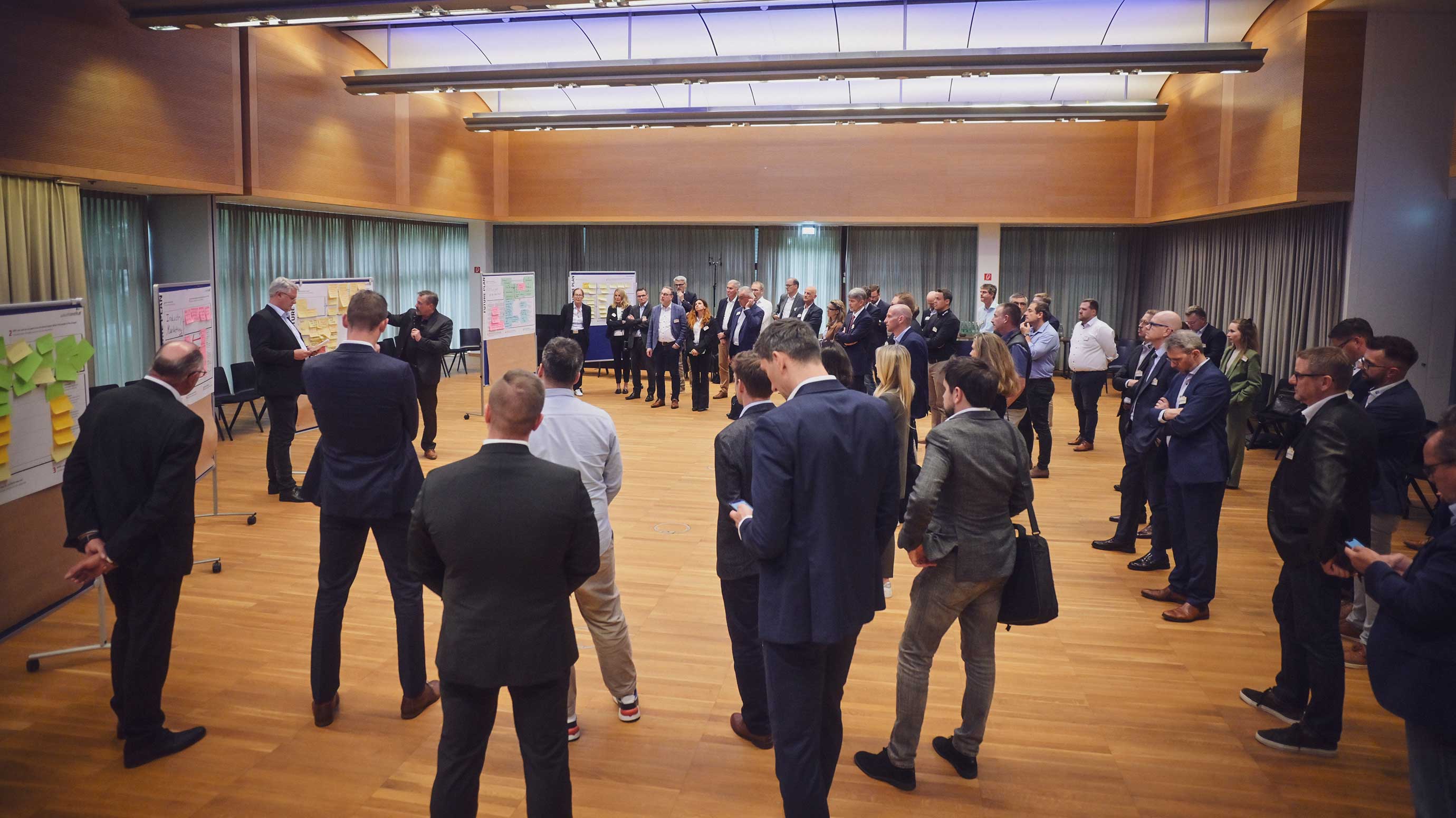 Teilnehmer des EUROGUSS Executive Circle versammeln sich in einem Raum.