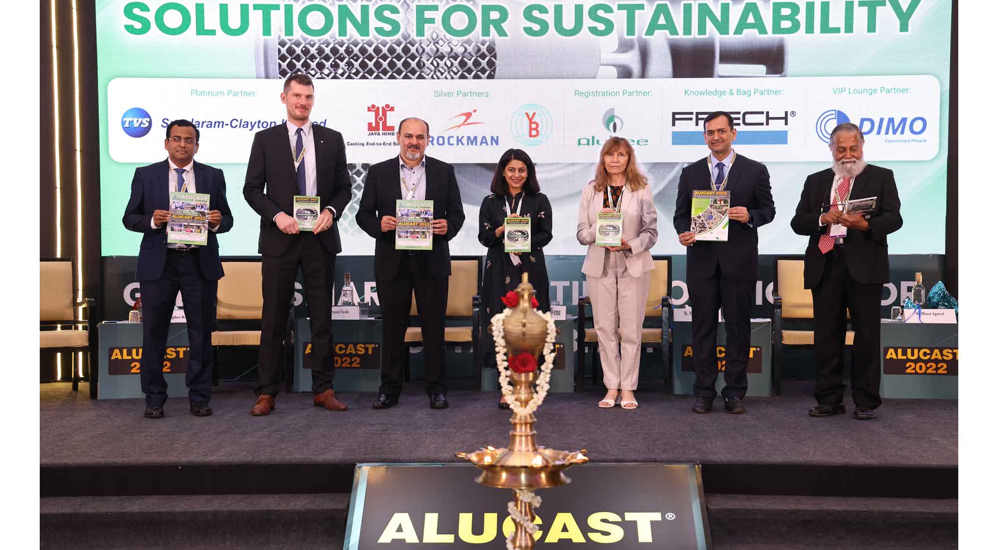 Eröffnungszeremonie mit dem Slogan "Solutions for Sustainability" im Hintergrund